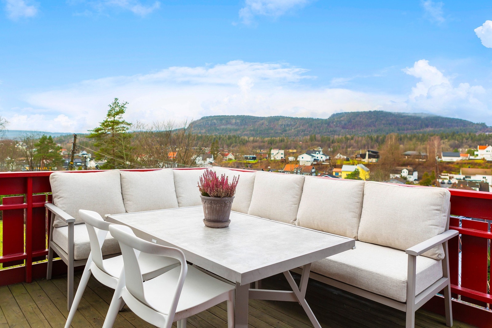 Lun og skjermet terrasse med rom for både avslapning og hyggelige måltider - og med flott utsikt mot Kolsåstoppen. Galleribilde