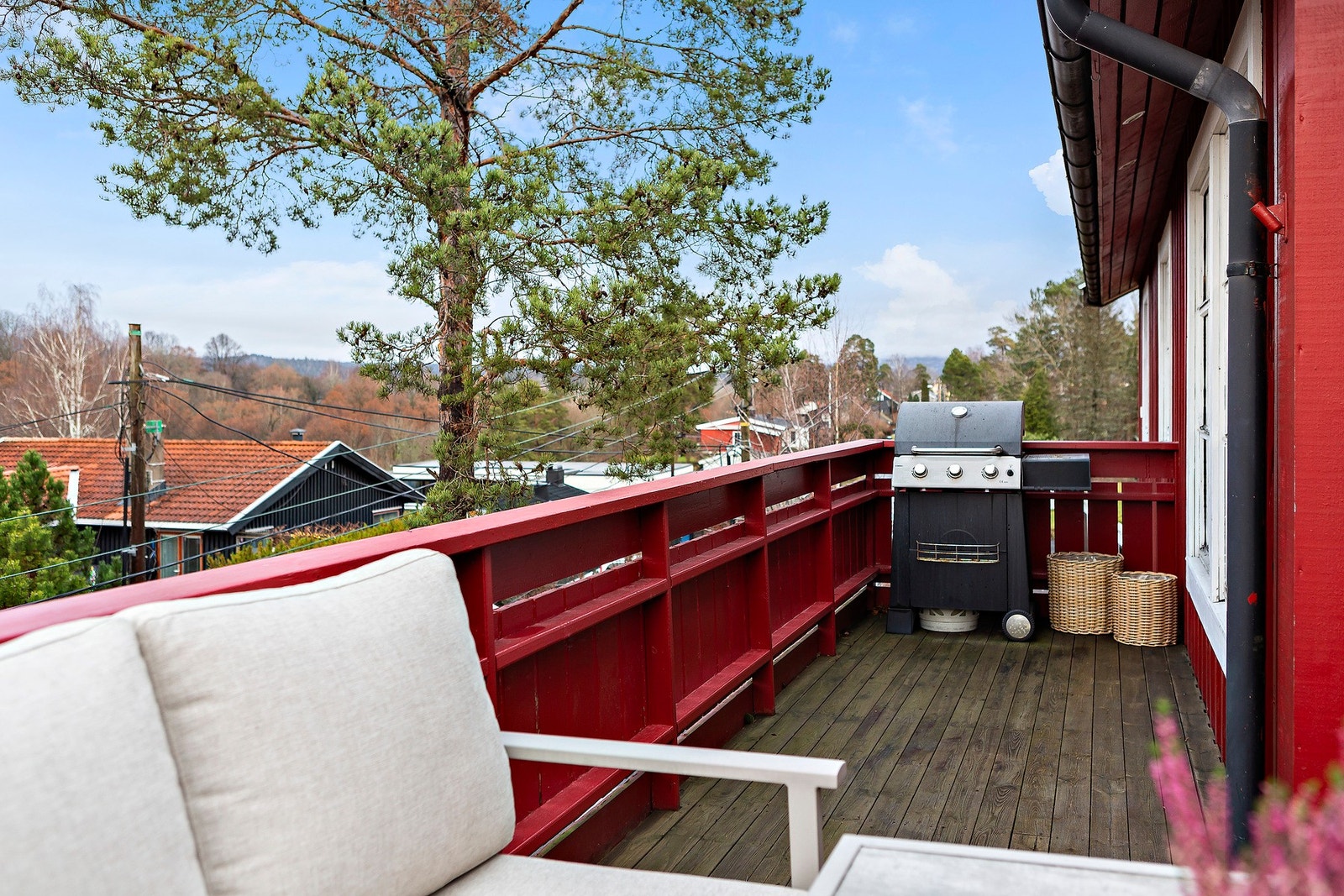 Balkongen har plass til både møblement og grill. Galleribilde