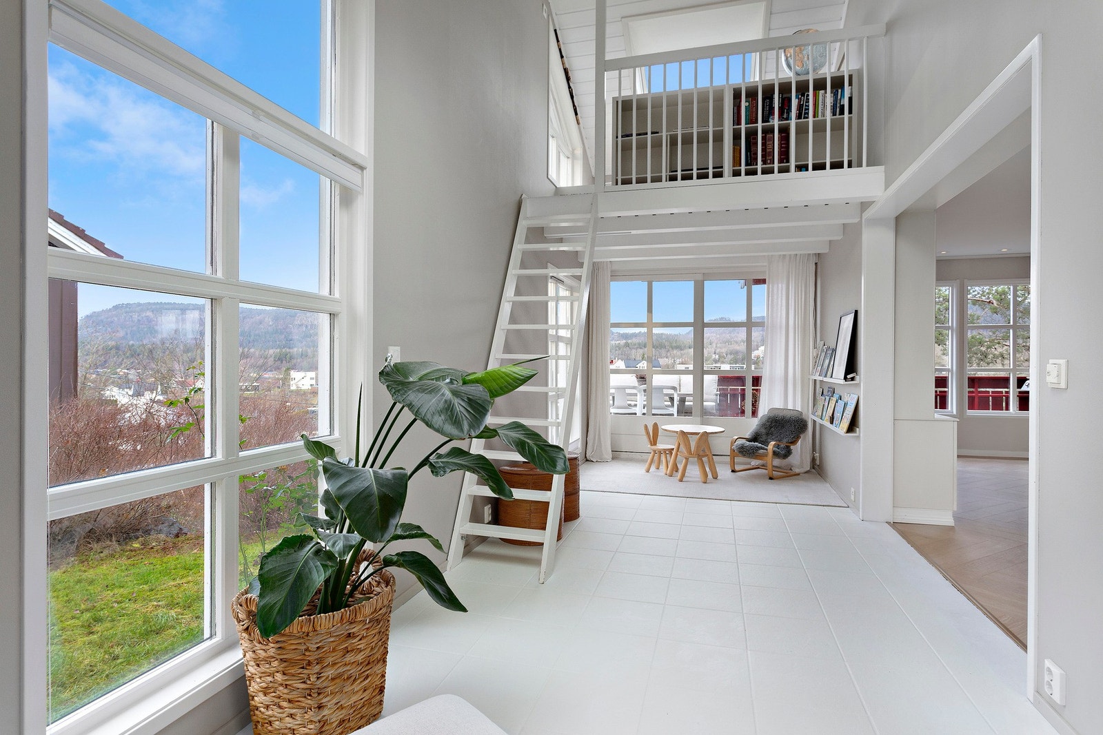 Lyst og lekkert tilbygg med store vindusflater og generøs takhøyde. Galleribilde