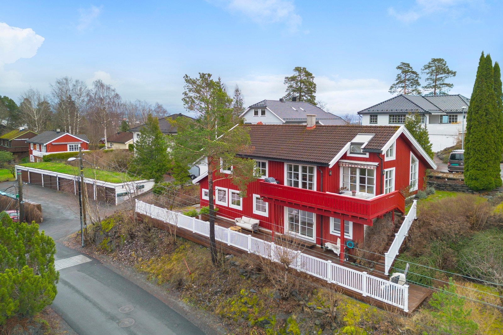 Velkommen til Østenåsveien 22B, presentert av Anders Bonesmo EIE Eiendomsmegling Stabekk. Foto: Lars Boiesen/ Diakrit. Galleribilde
