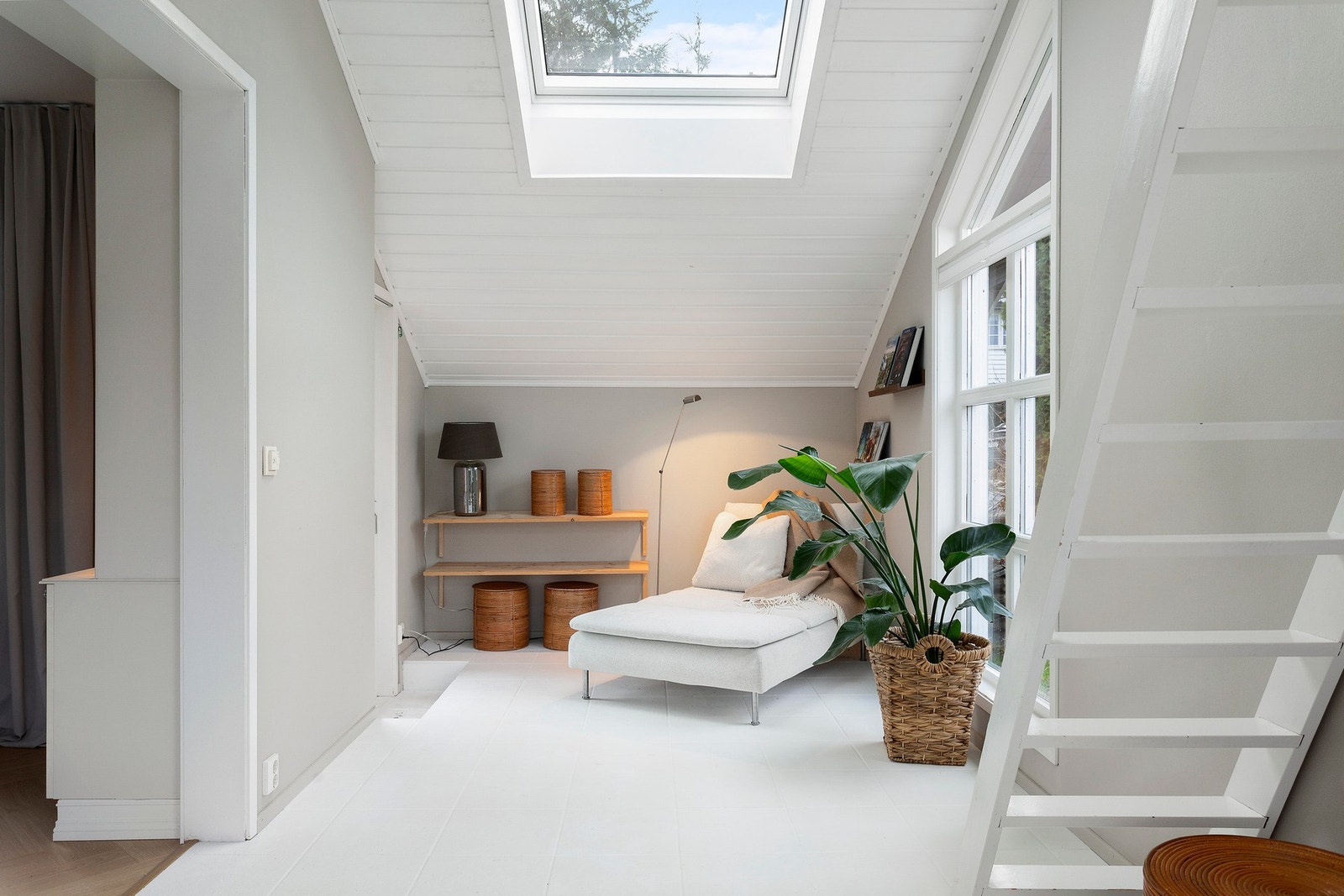 Vært godt med naturlig lys inn i rommet fra store vindusflater, samt nytt takvindu fra 2024 Galleribilde