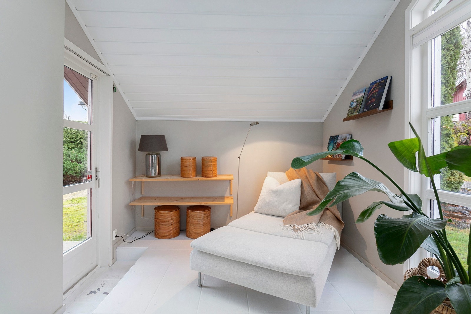 Hyggelig lesekrok med utgang til platting på ca 18 kvm. Galleribilde