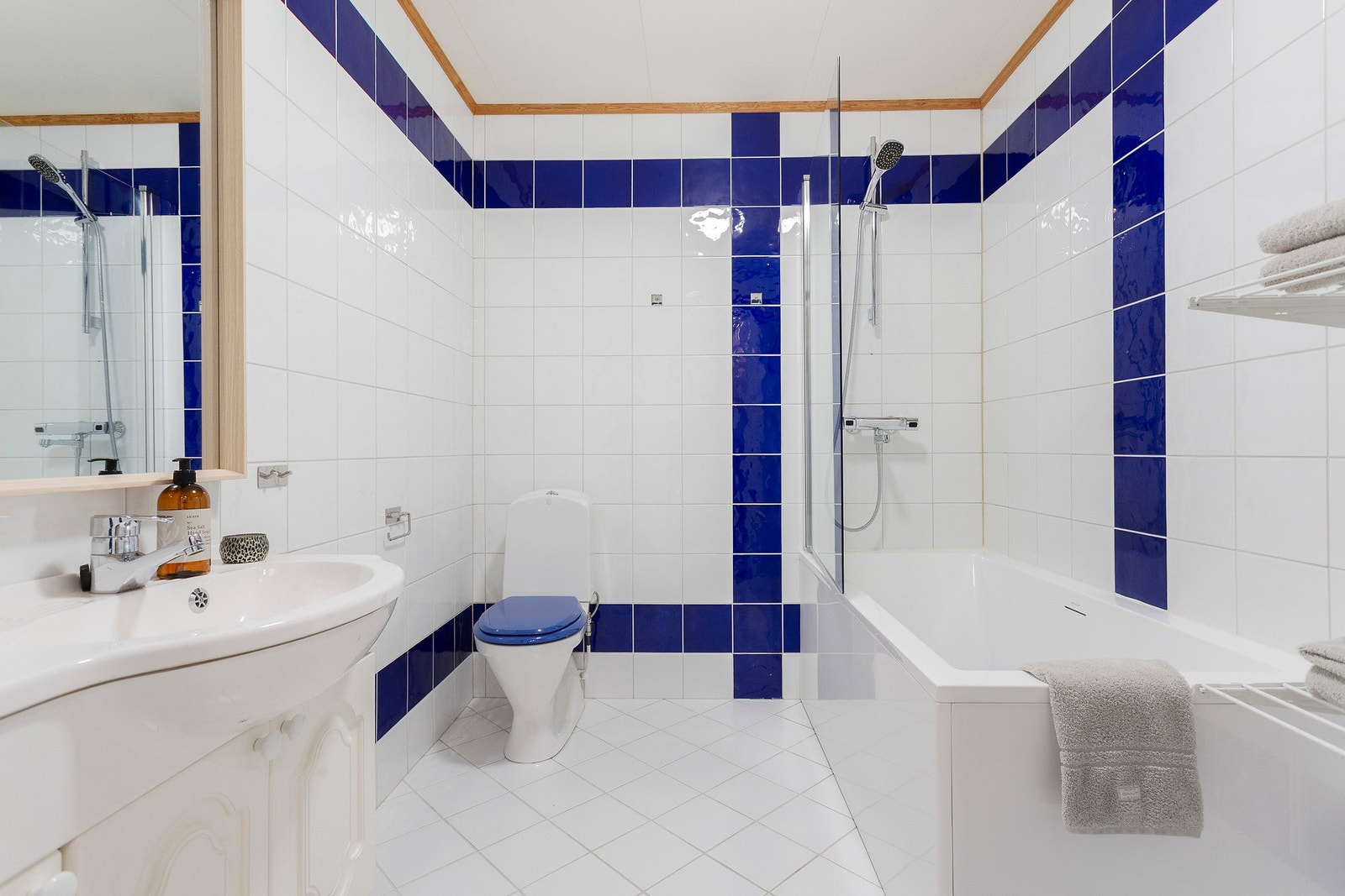 Lyst og romslig baderom med god plass, innredning med servant, kombinert dusj og badekar. Galleribilde