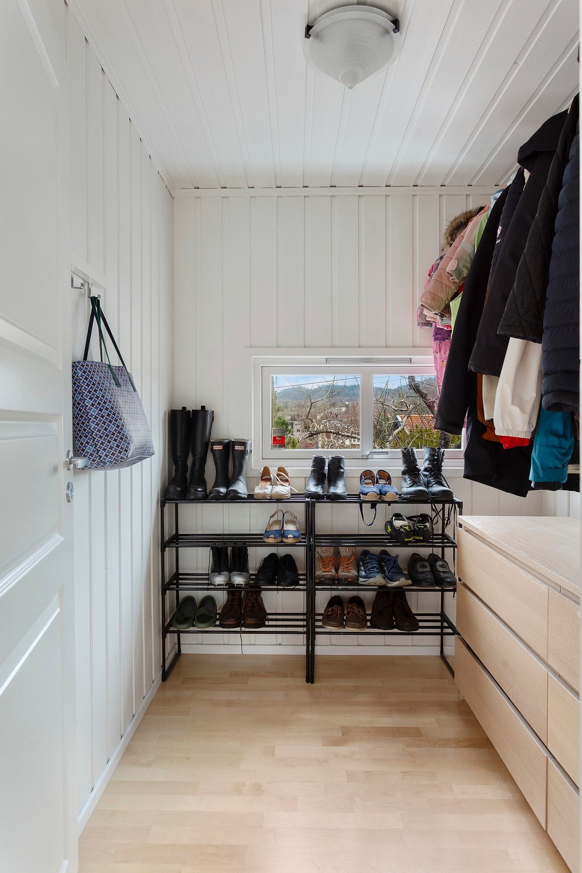 Praktisk og romslig walk-in med god plass til både sko og yttertøy - perfekt for en organisert hverdag. Galleribilde