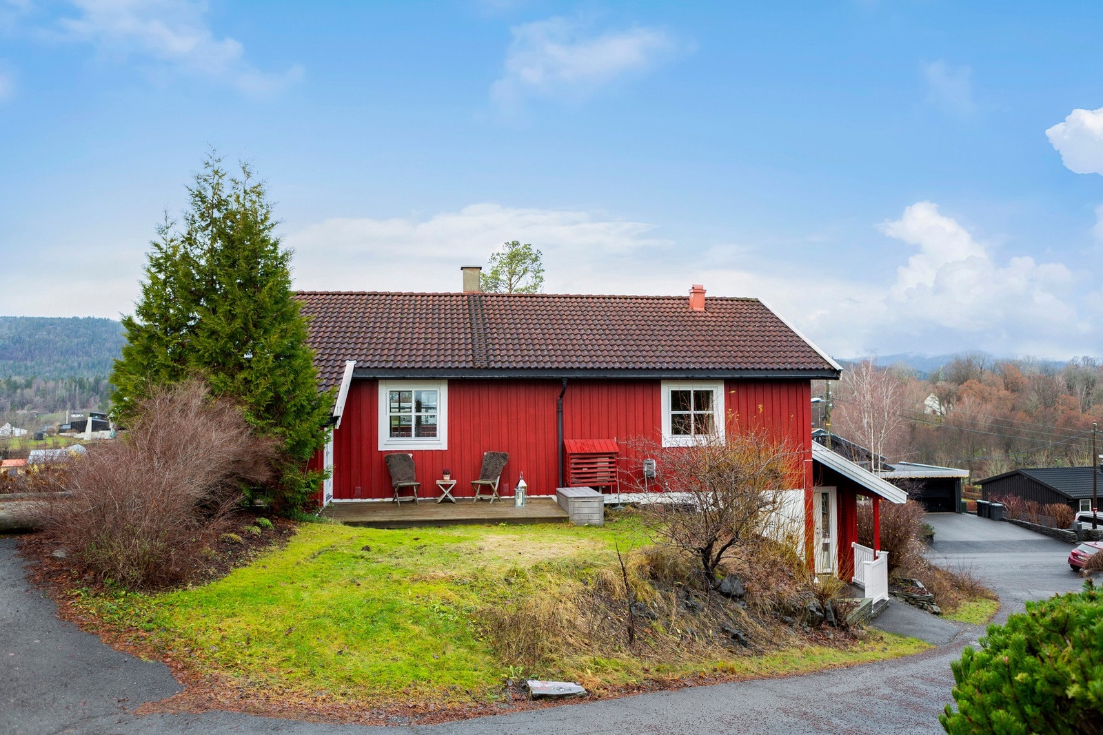 Solrik og trivelig uteplass med sittegruppe og grønne omgivelser Galleribilde