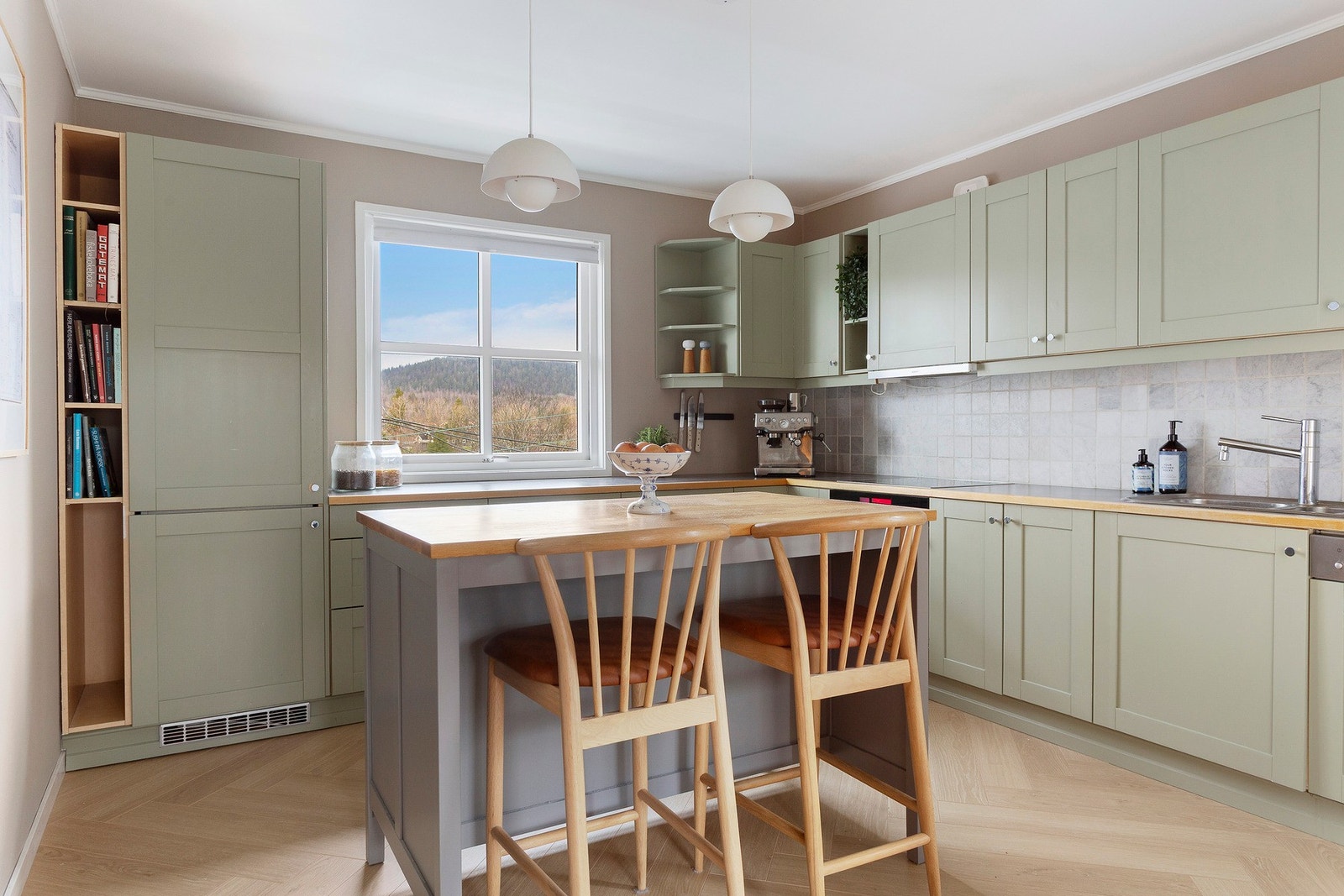 Lekker kjøkkenøy med plass til barstoler - perfekt som samlingspunkt i hverdagen. Galleribilde