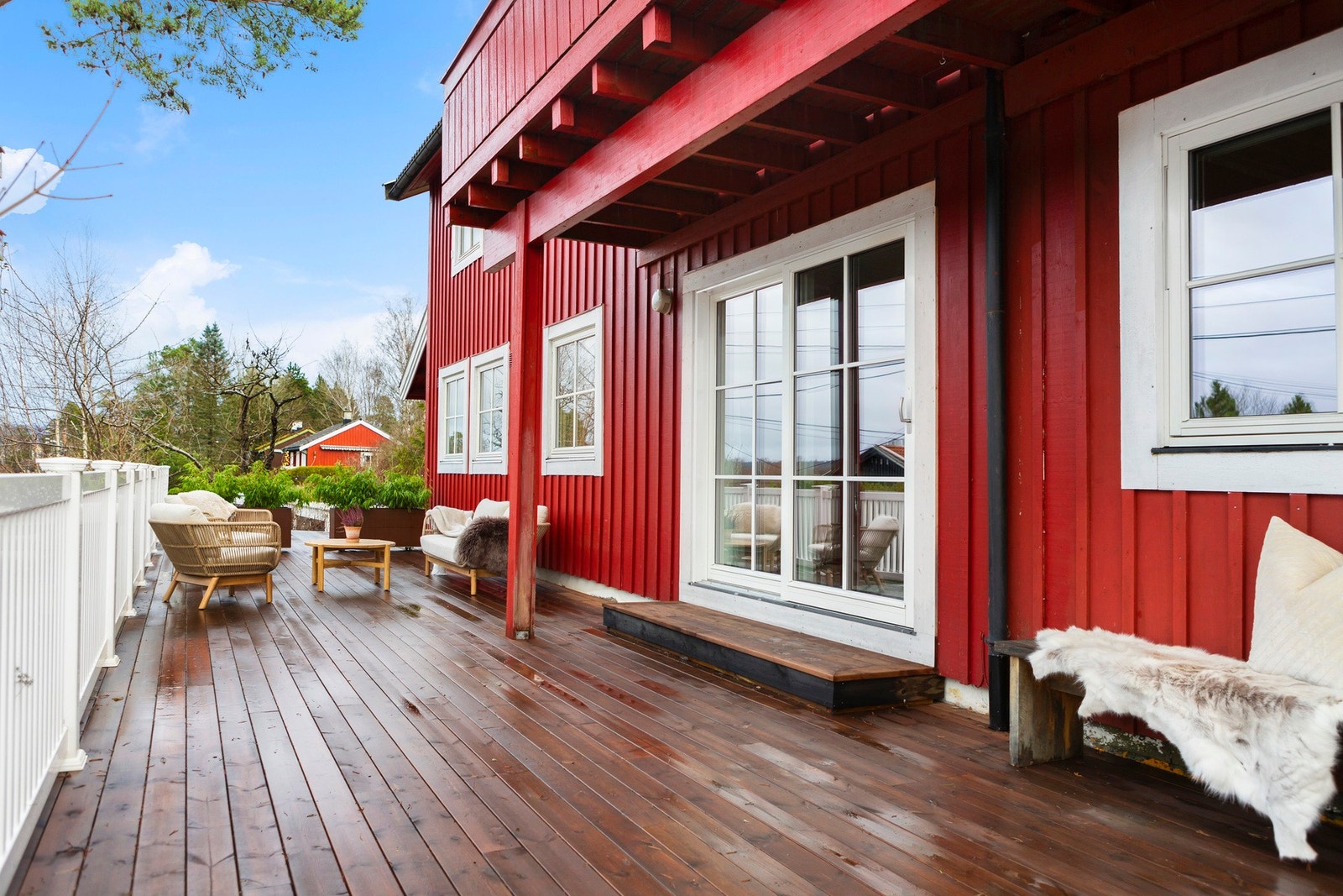 Terrassen går rundt store deler av boligen og har svært godt med sol. Galleribilde