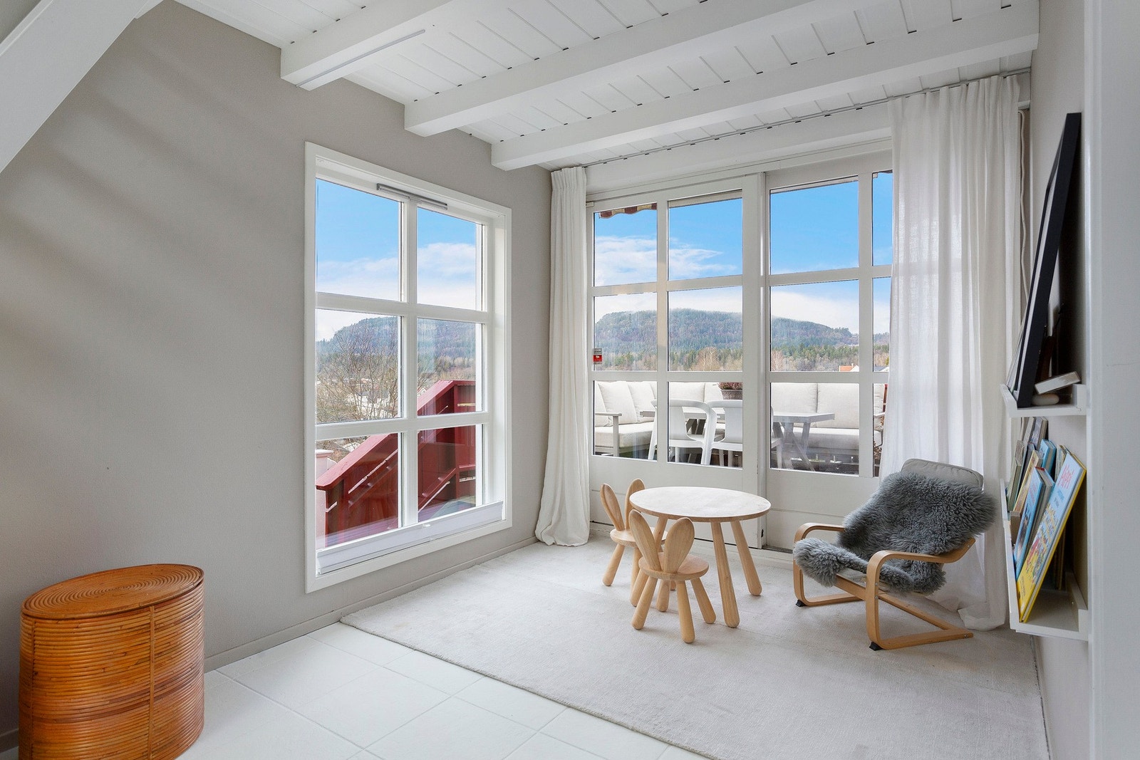 Flott utsikt mot Kolsåstoppen fra stuen. Utgang til stor og solrik terrasse. Galleribilde