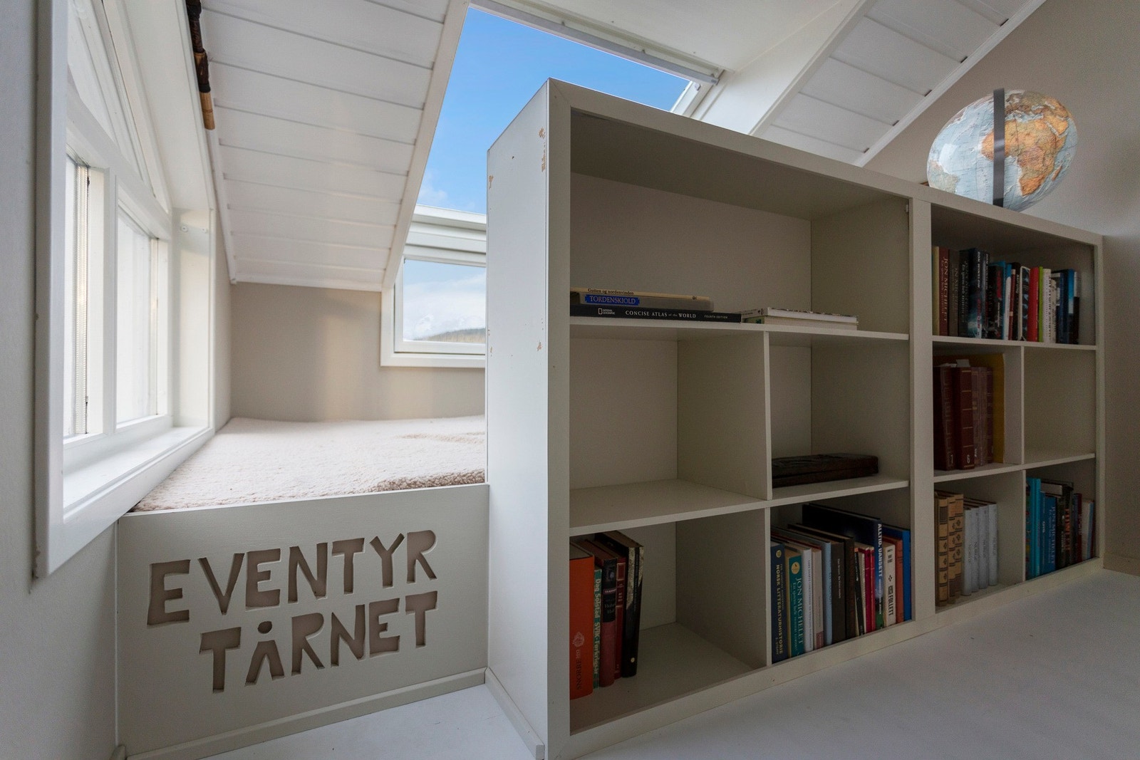 Luftig og hyggelig loftsrom i Eventyrtårnet med daybed. Galleribilde