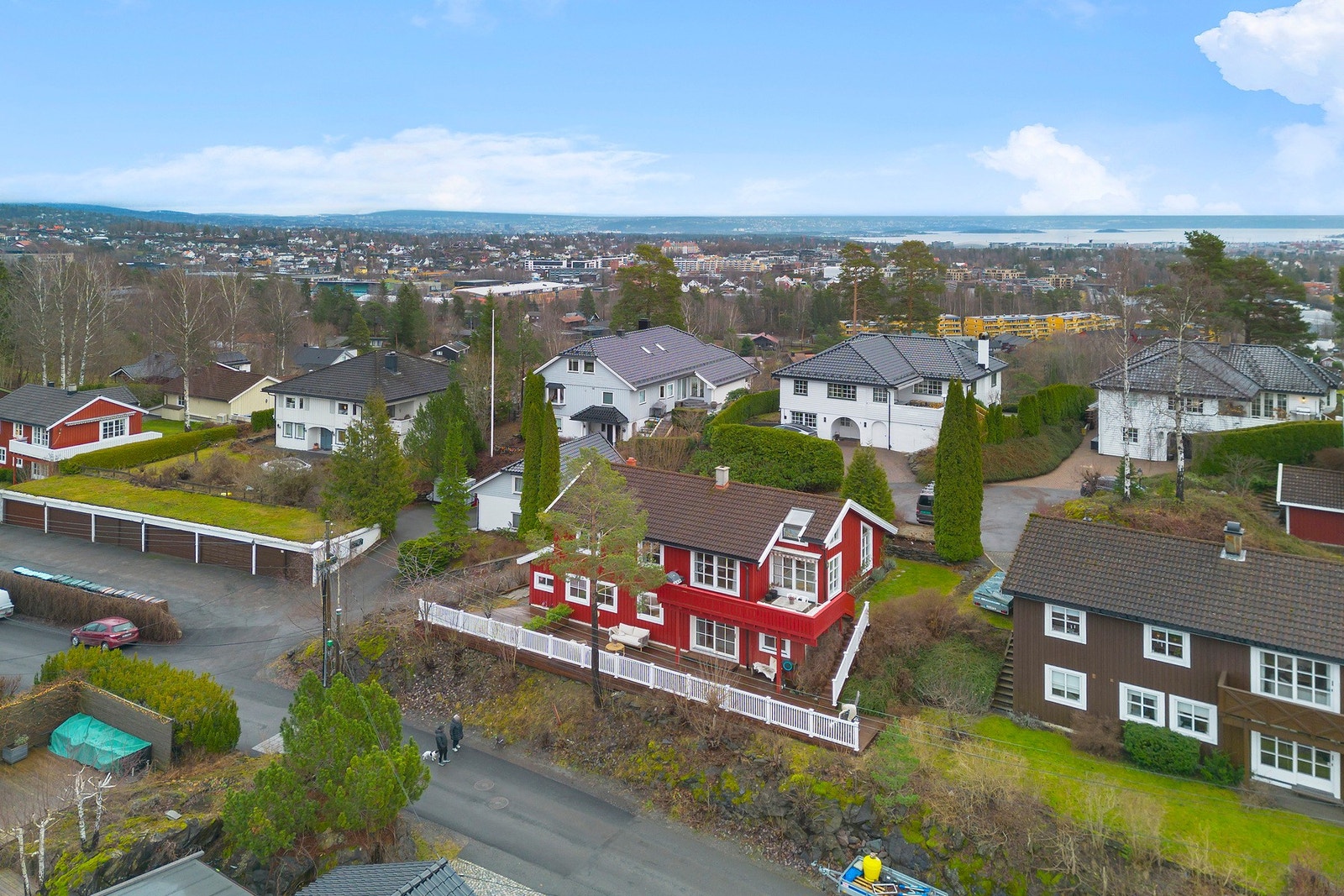 Boligen har to garasjeplasser i felles garasjeanlegg, samt ideell andel i felles lekeområde. Galleribilde