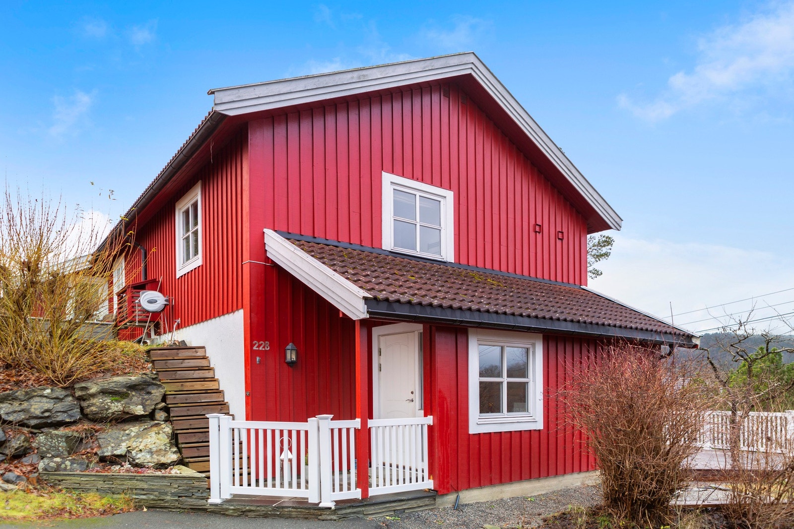 Innbydende og velholdt bolig med klassisk fasade, skjermet inngangsparti og fine uteområder. Galleribilde