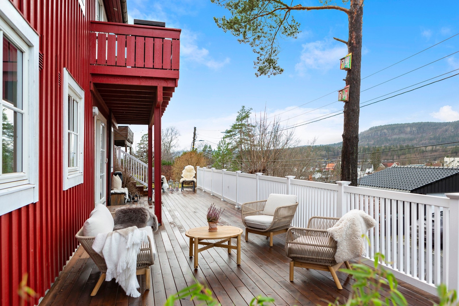 Stor terrasse på hele 75 kvm, bygget i eksklusive materialer og med nydelig utsikt mot Kolsåstoppen - perfekt for solrike dager, sosiale sammenkomster og rolige kvelder utendørs. Galleribilde