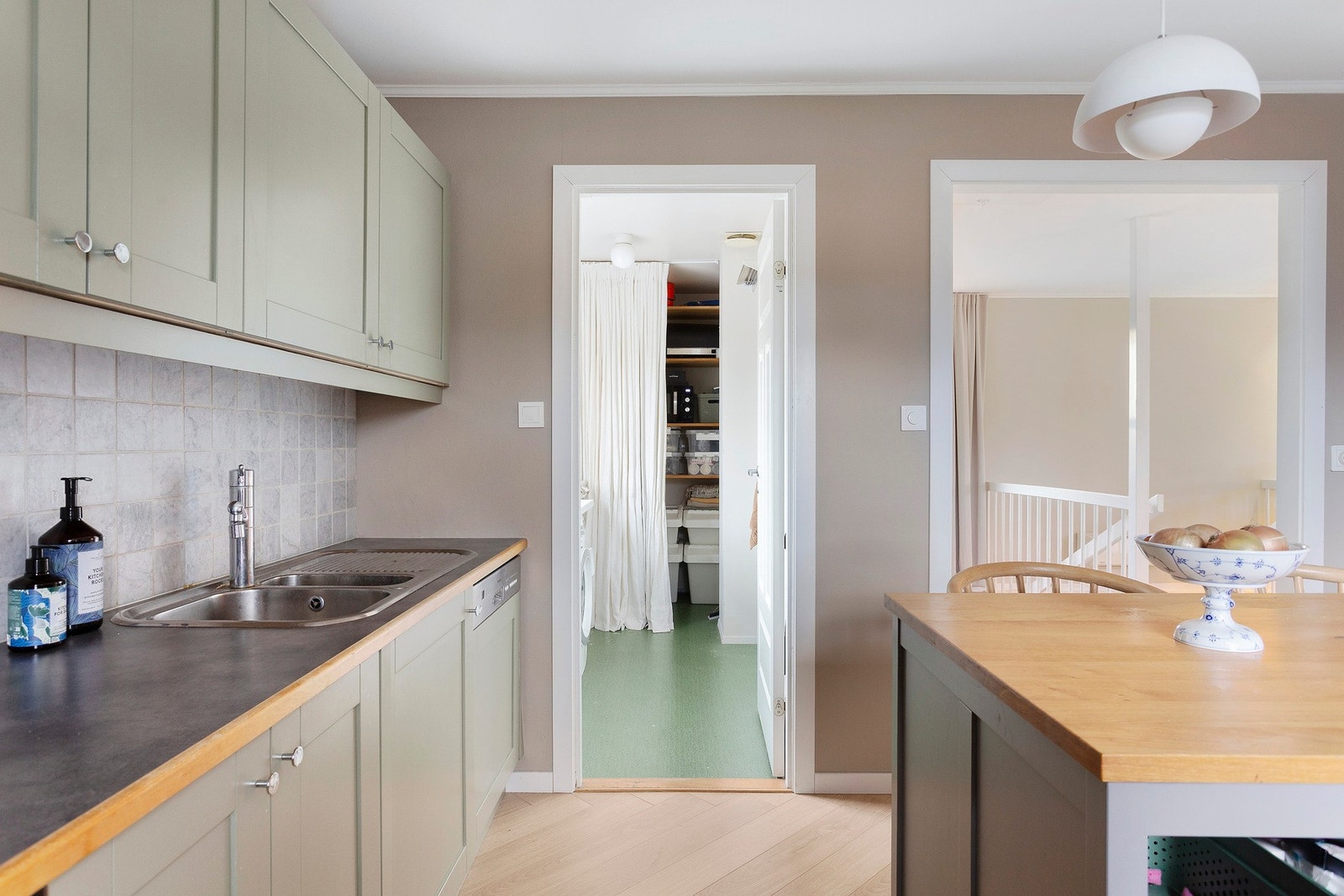 Kjøkkenet har direkte adkomst til et praktisk vaskerom/grovkjøkken. Galleribilde