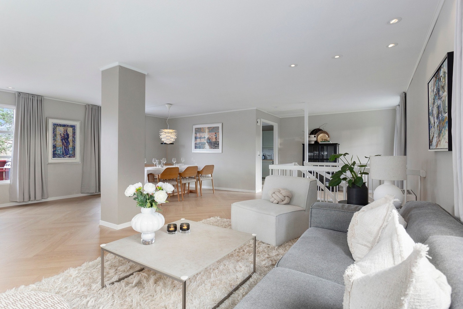 Det er god plass til spisestuemøblement og salong. Mulighet for å sette inn ildsted. Galleribilde