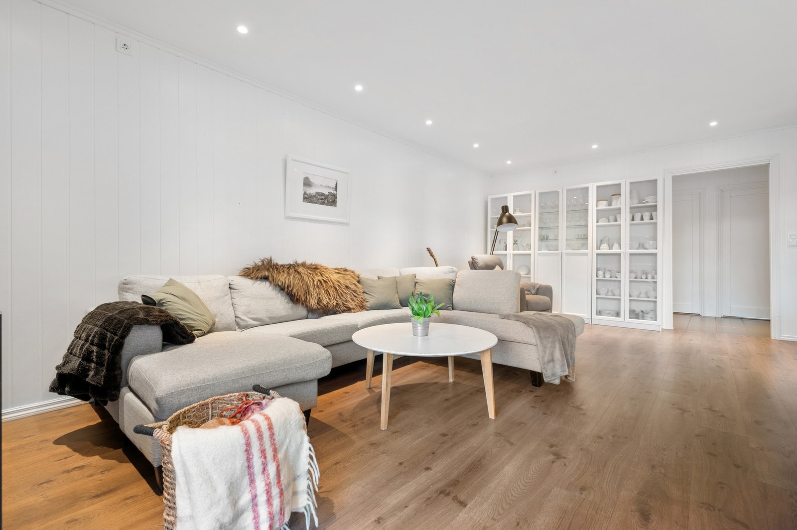 Leiligheten byr på en god planløsning som gir plass til både sofagruppe og tilhørende møbler. Galleribilde