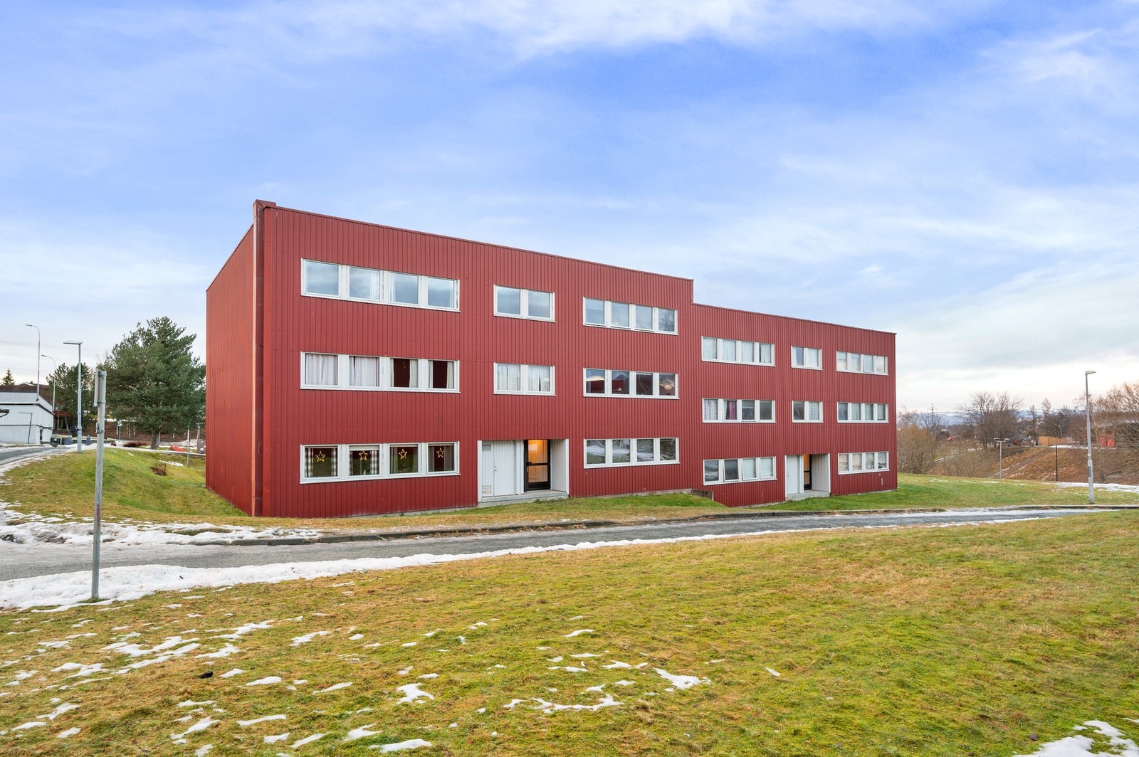 Leiligheten ligger usjenert til med flotte grøntareal og internveier rett utenfor som vedlikeholdes av ansatt vaktmester. Galleribilde