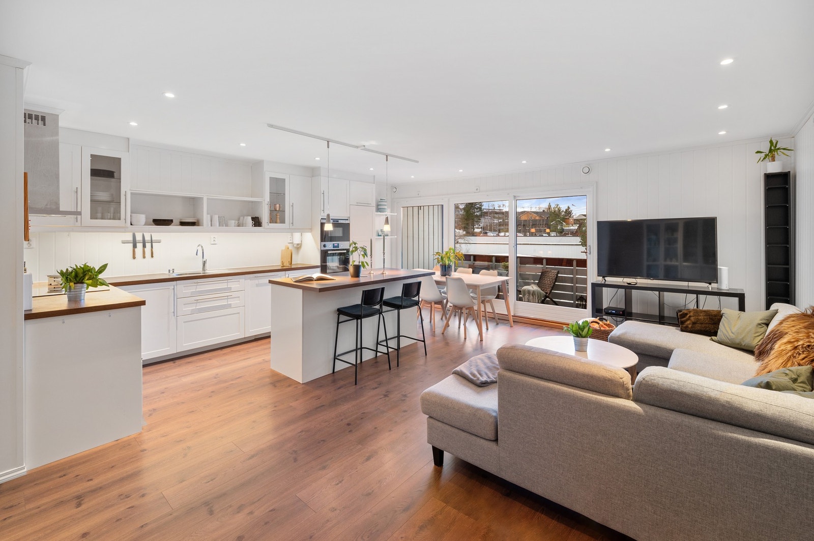 Leiligheten har en flott åpen stue/ kjøkkenløsning som gjør leiligheten sosial og luftig. Galleribilde