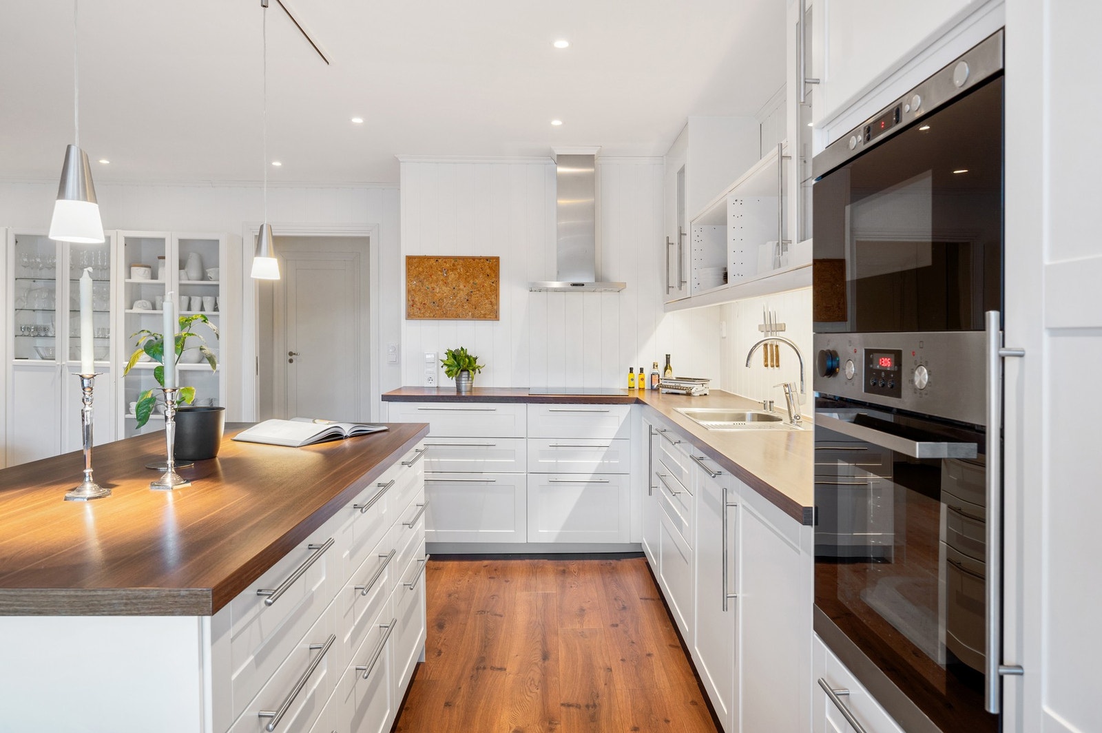 Kjøkkenet har integrert komfyr, mikrobølgeovn,
kjøleskap, fryseskap og oppvaskmaskin. Hvitevarene er fra Ikea. Galleribilde