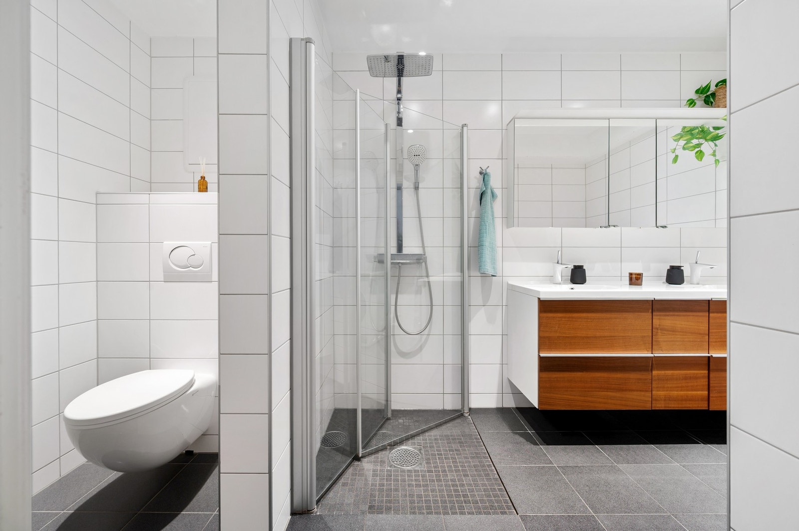 Badet har varme i gulvet og downlights i himling. Galleribilde