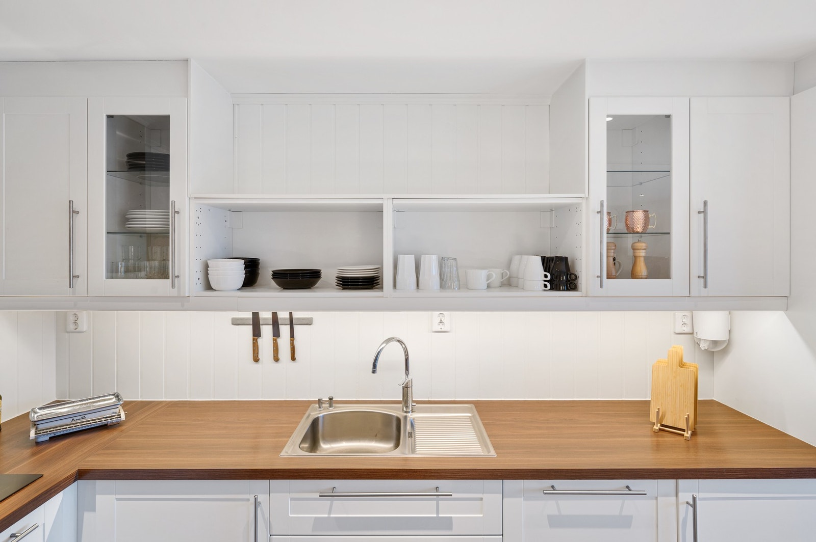 Kjøkkenet er fra Ikea og har rikelig med skap- og benkeplass. Galleribilde