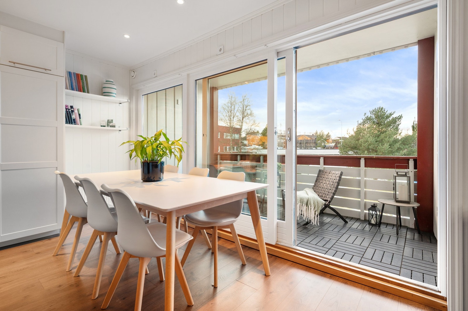 I enden av stuen er det god plass til en hyggelig spisegruppe. Galleribilde