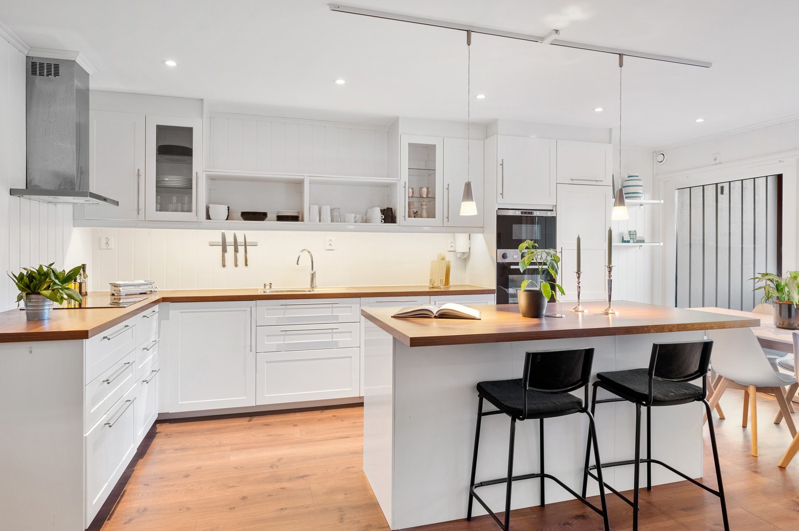 Kjøkkenet har en praktisk kjøkkenøy for både oppbevaring og sitteplasser. Galleribilde