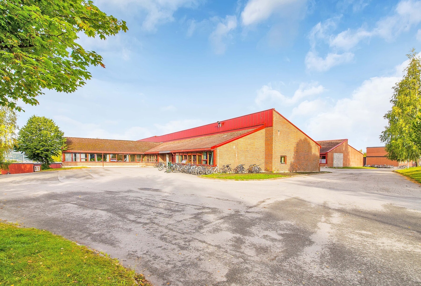 Det er trygg skolevei til både barne- og ungdomsskole. Galleribilde