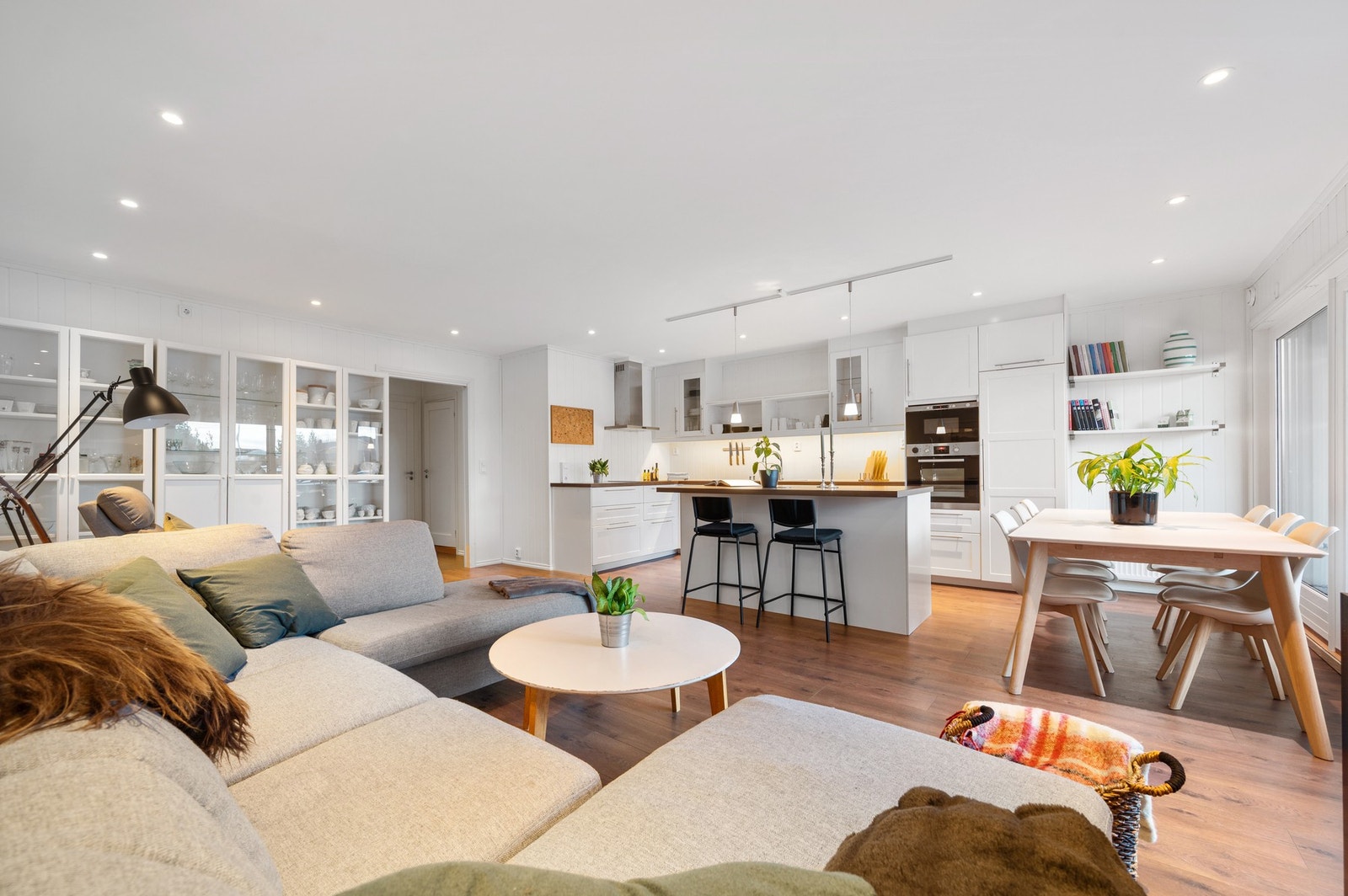 Mats Eidem v/ EiendomsMegler1 ønsker velkommen til Sollia 12! Foto: Krogstad og Nervik (Jens Martin Nervik) Galleribilde