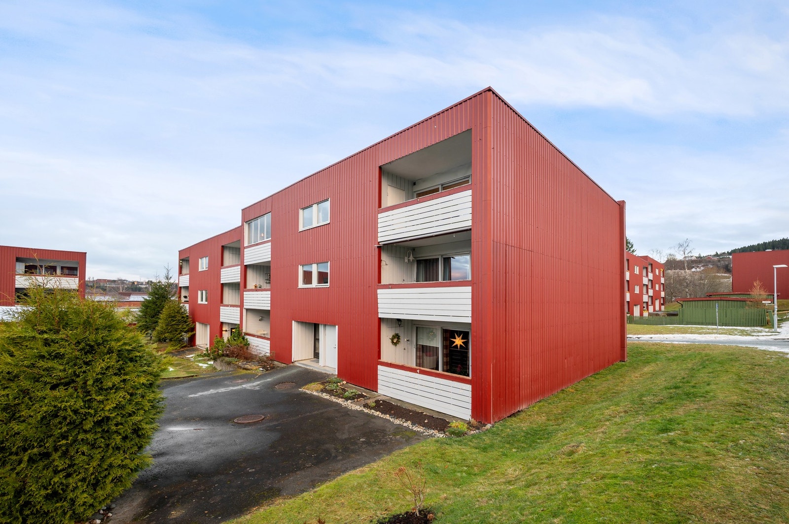 Leiligheten ligger i byggets toppetasje som gir null innsyn og flott utsikt. Galleribilde