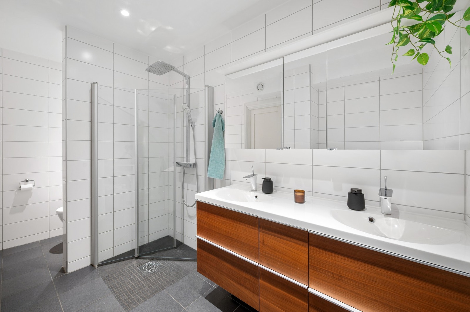 Lekkert flislagt baderom fra 2014. Galleribilde