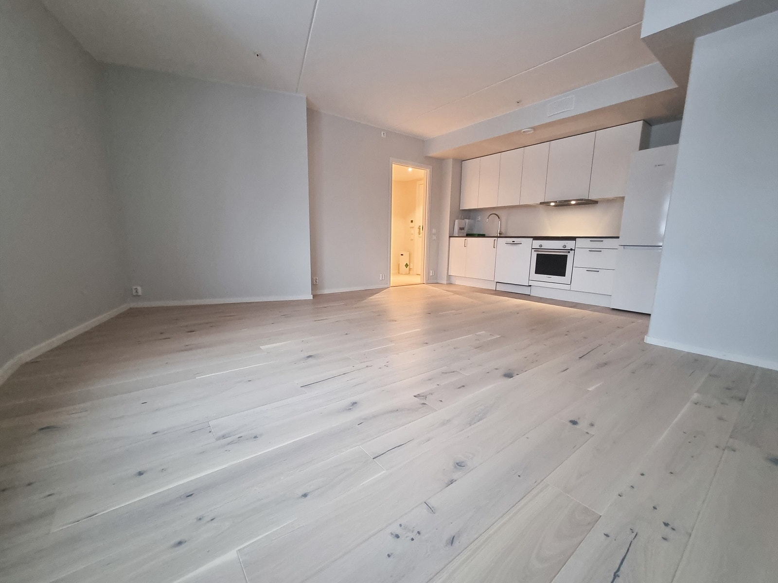 Åpen løsning mellom stue og kjøkken. Galleribilde