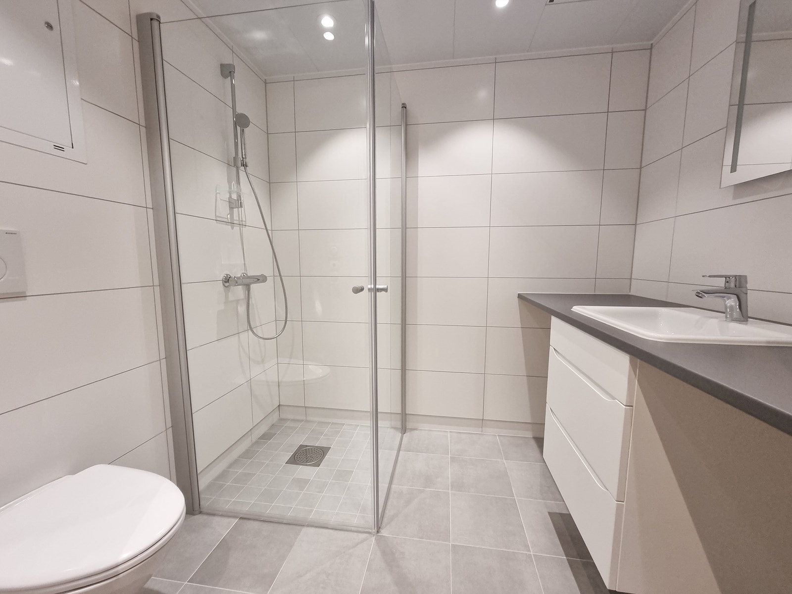 Delikat flislagt baderom. Galleribilde