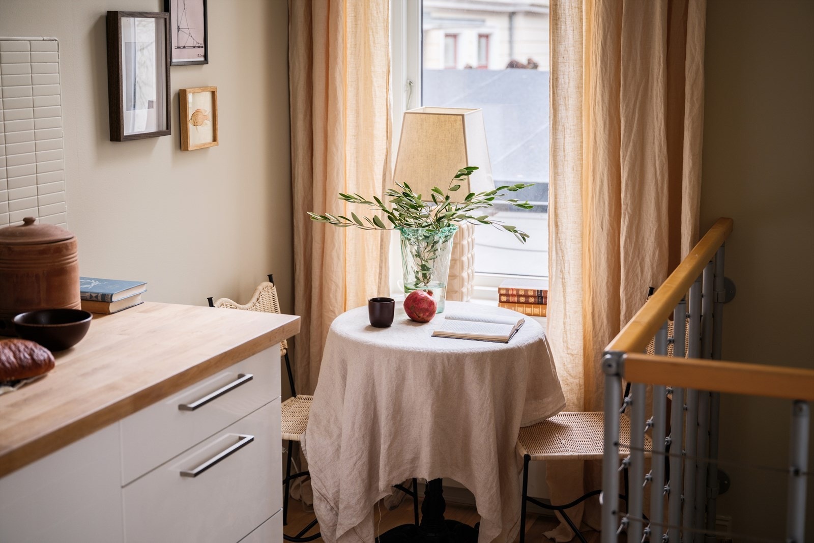 Plass til hyggelig lite kjøkkenbord i hjørnet av kjøkkenet Galleribilde