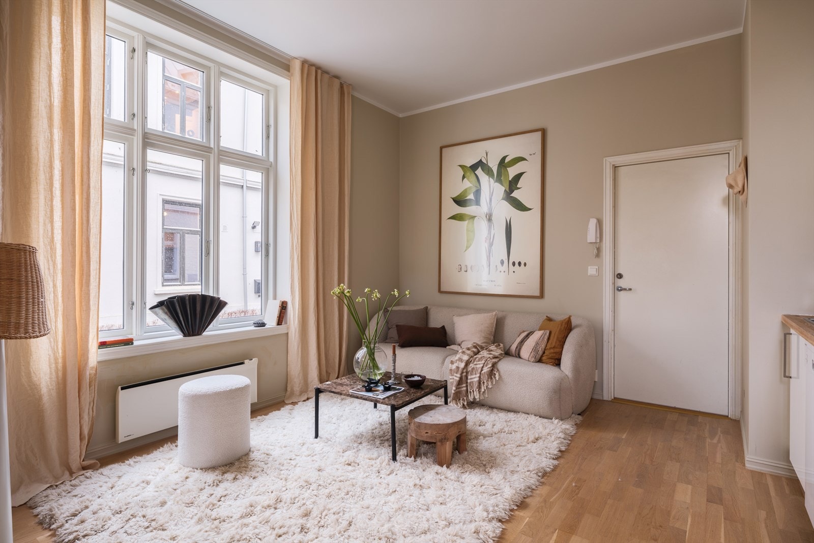 Her er det store vinduer som gir mye naturlig lys Galleribilde