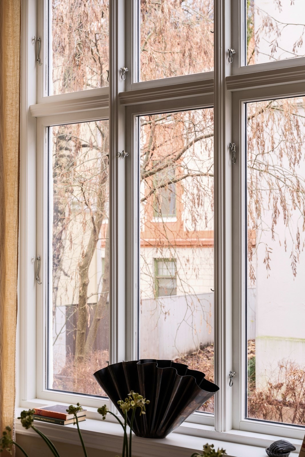 Utsyn til bakgård fra stue Galleribilde