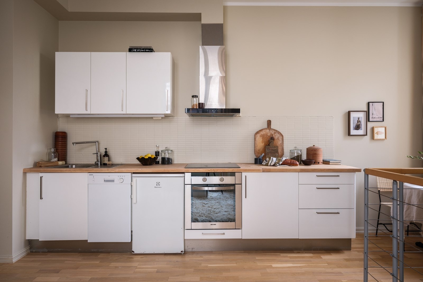 Pent kjøkken med alt av hvitevarer og god skap- og benkeplass Galleribilde