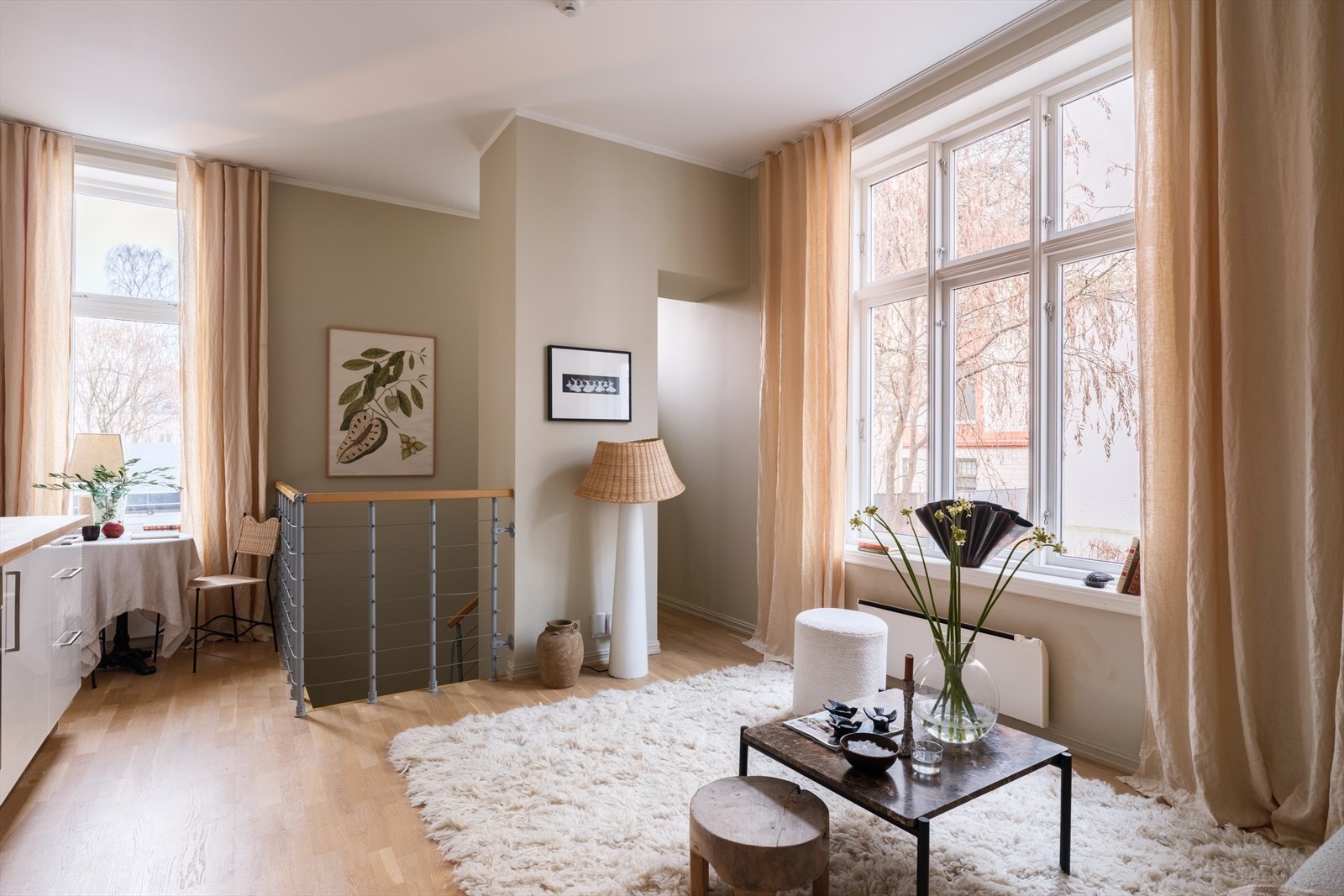 1. etasje har åpen løsning mellom stue og kjøkken Galleribilde