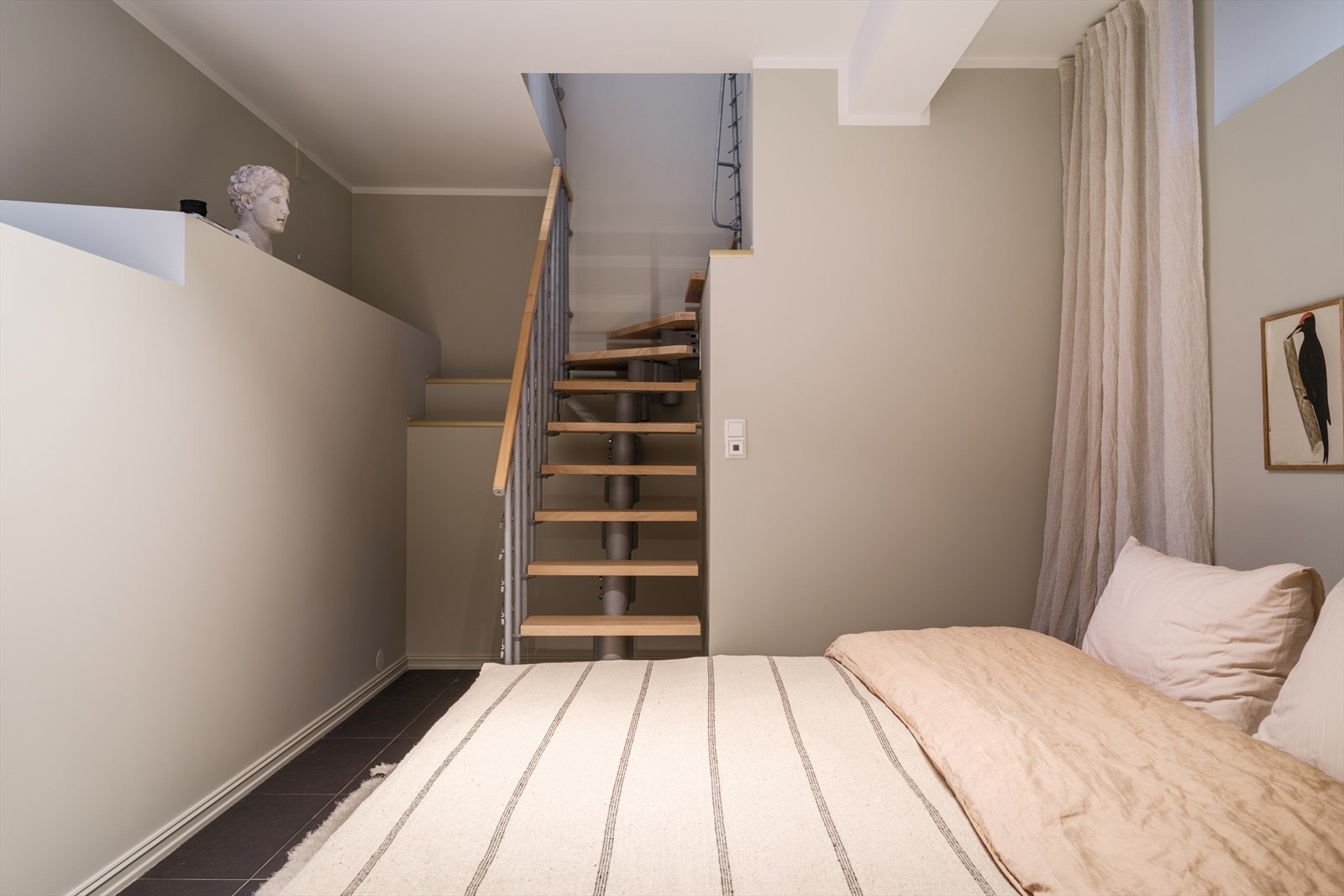 Trapp ned fra 1. etasje Galleribilde