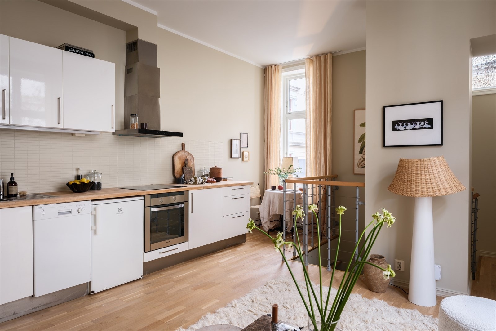 Kjøkken og stue har åpen løsning Galleribilde