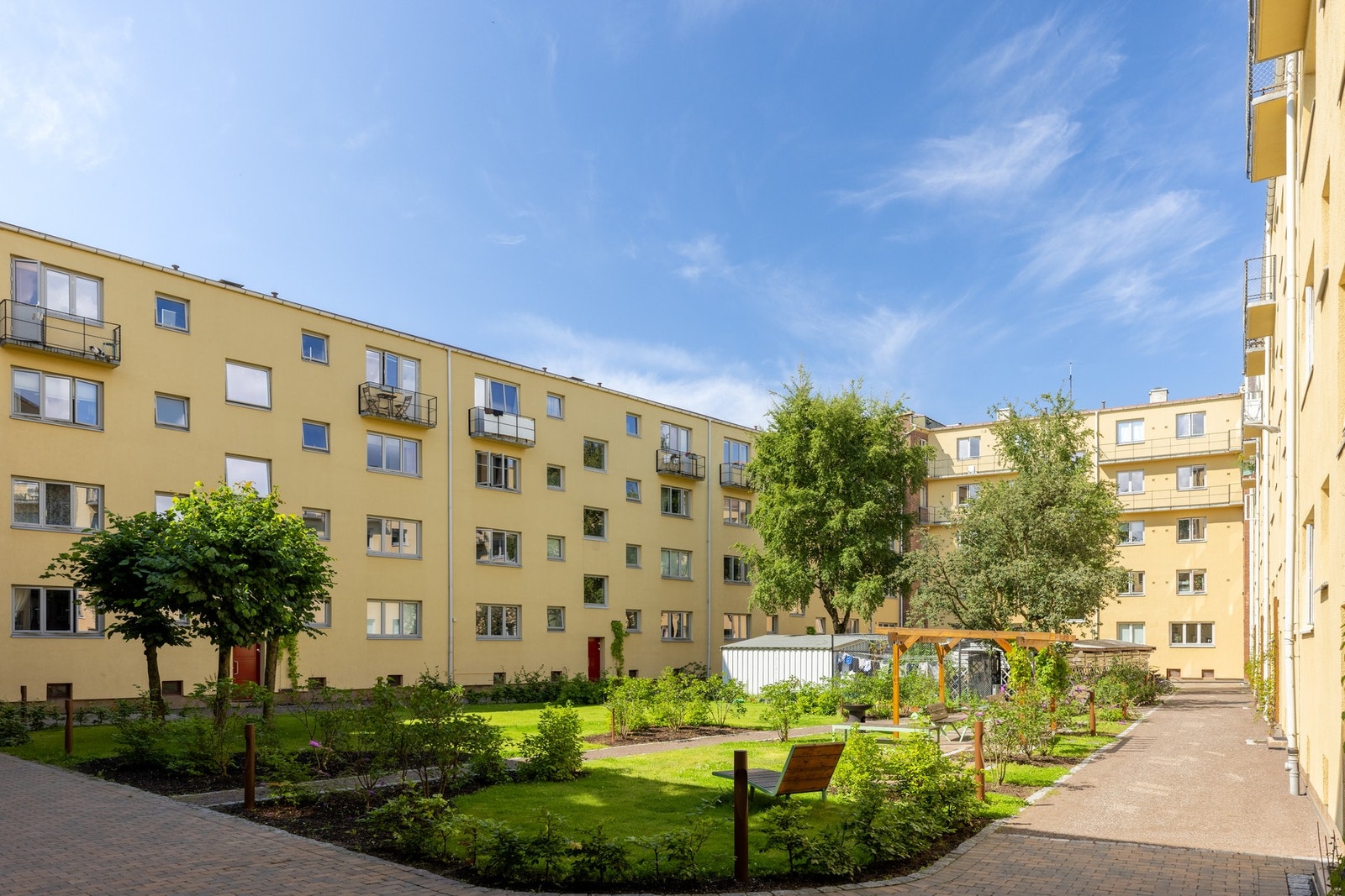 Gården tilbyr flere sykkelparkeringer, barnevognskur, gjesteleilighet og flere vaskerier. Galleribilde