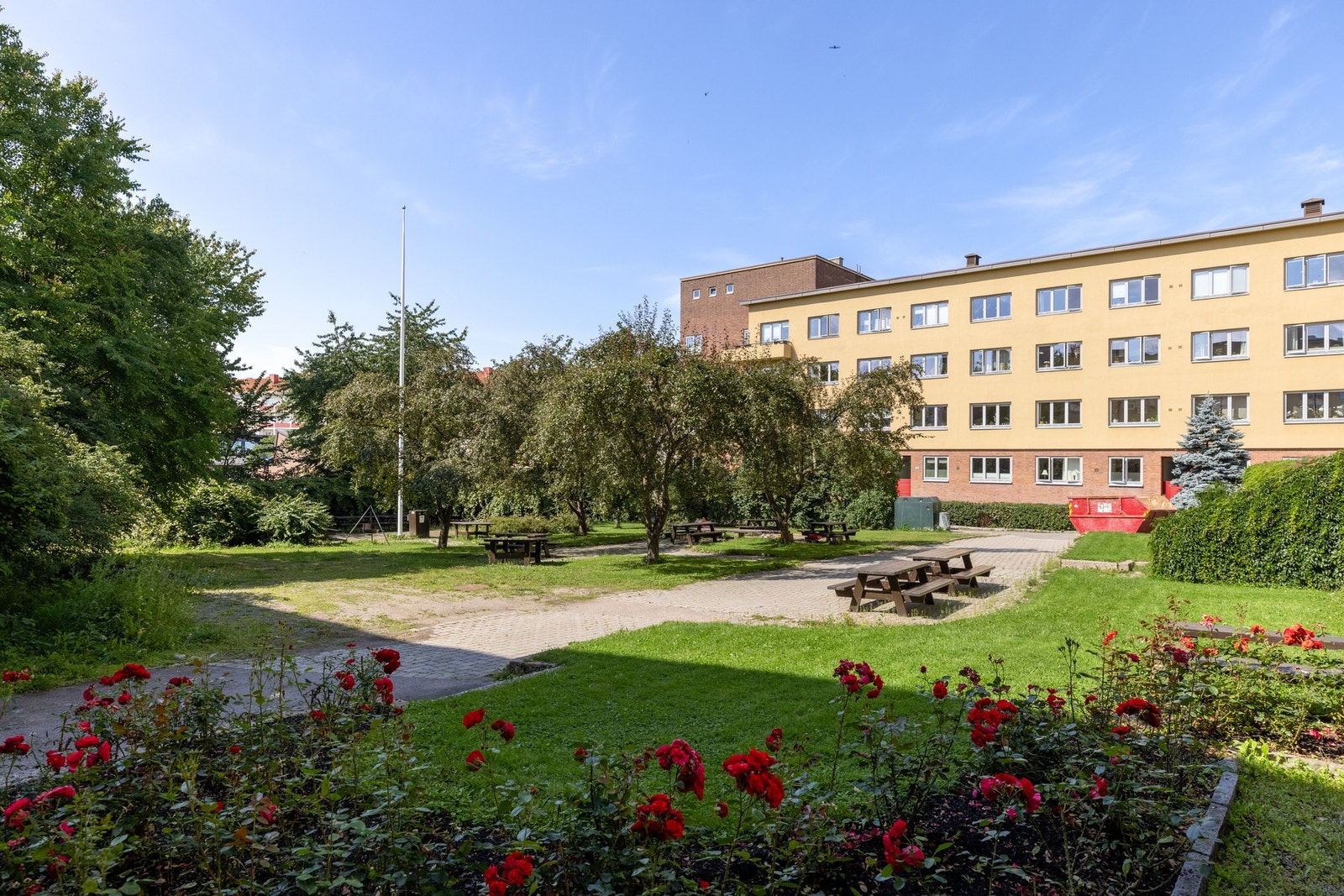 For de som er interessert i å dyrke grønnsaker eller blomster kan man få tildelt sin egen i pallekarm i hagen etter venteliste. Galleribilde