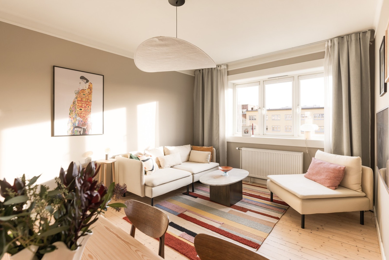 Romslig, lys og gjennomgående 2-roms leilighet med meget god planløsning. Galleribilde