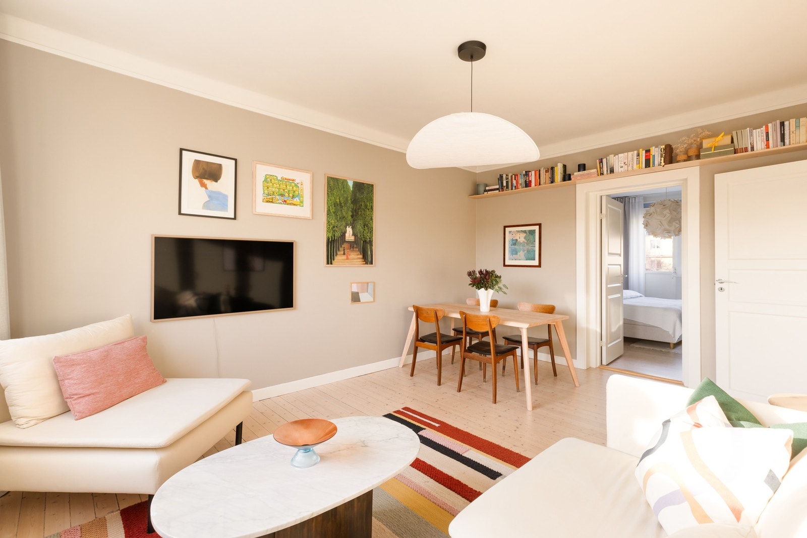 Stor, åpen stue som enkelt lar seg møblere med sofamøblement, spisestue og ønsket møblement. Galleribilde