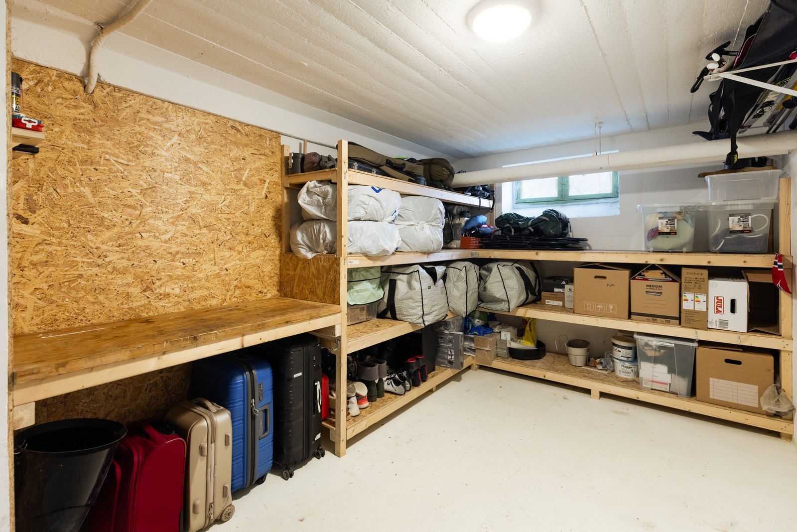 For ekstern oppbevaring disponerer leiligheten en kjellerbod på hele 13 kvm. Galleribilde