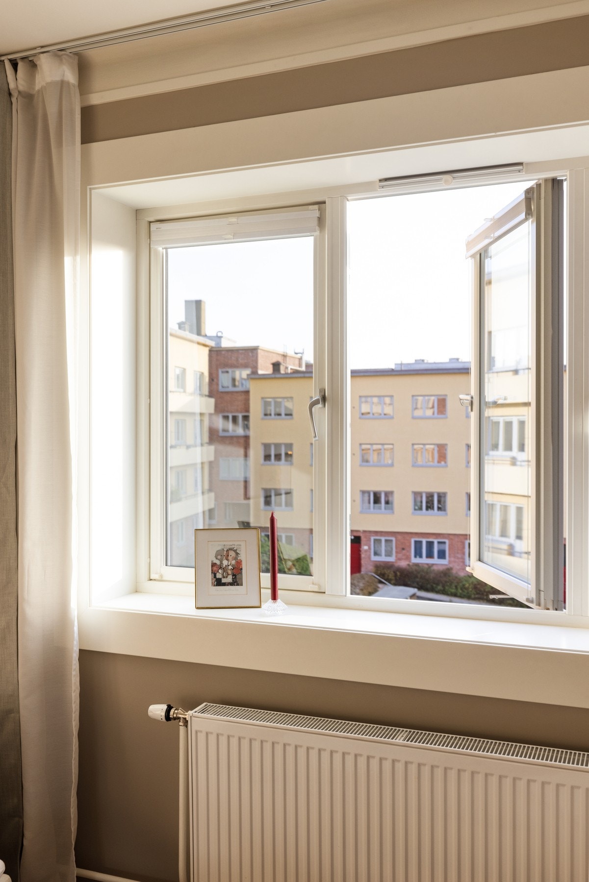 Lys og luftig stue med store vindusflater og takhøyde på 2,72 m som gir rikelig med naturlig lys og en flott romfølelse. Galleribilde