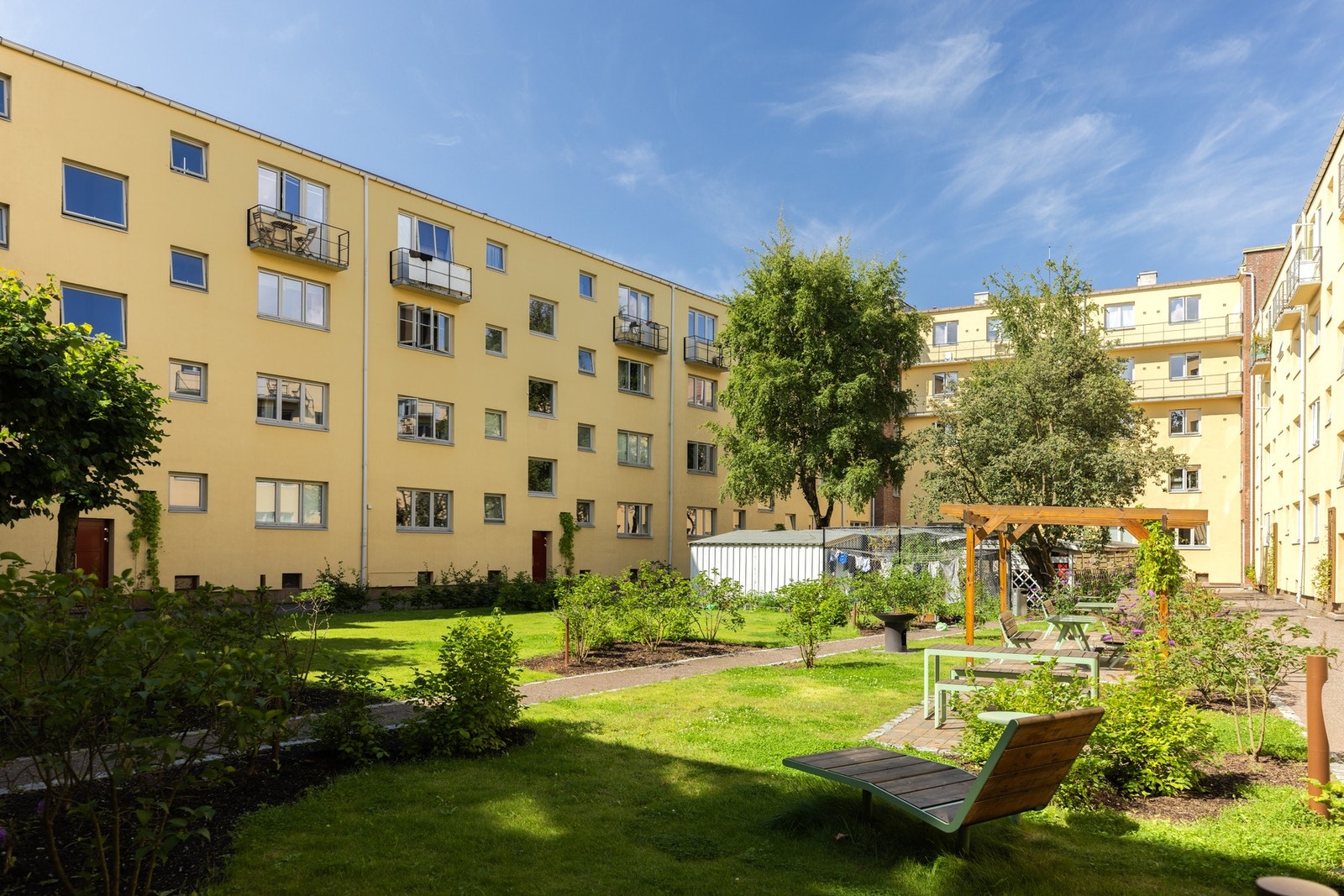 Gården er meget pen og velholdt med tre store og flotte hageanlegg. Galleribilde