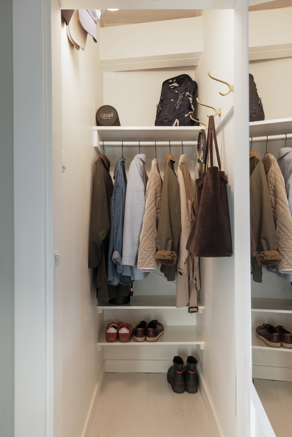 Praktisk kott som gir god plass til oppheng av yttertøy og sko. Galleribilde