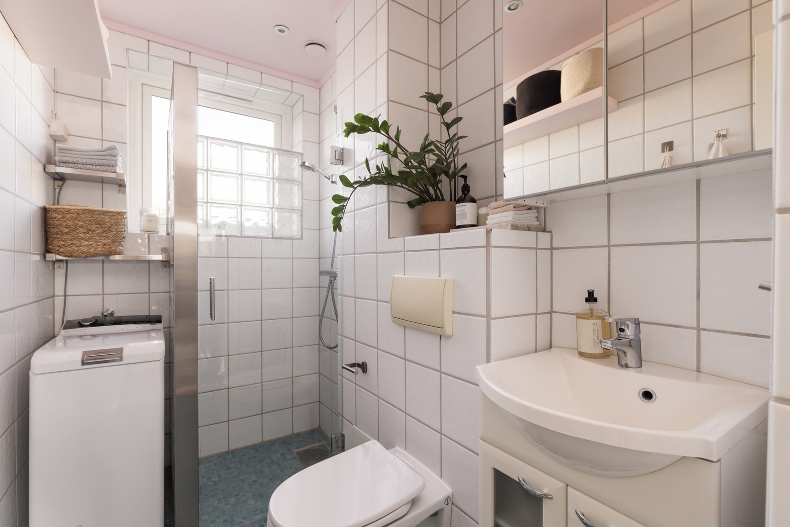 Lekkert flislagt bad med elektrisk gulvvarme. Galleribilde