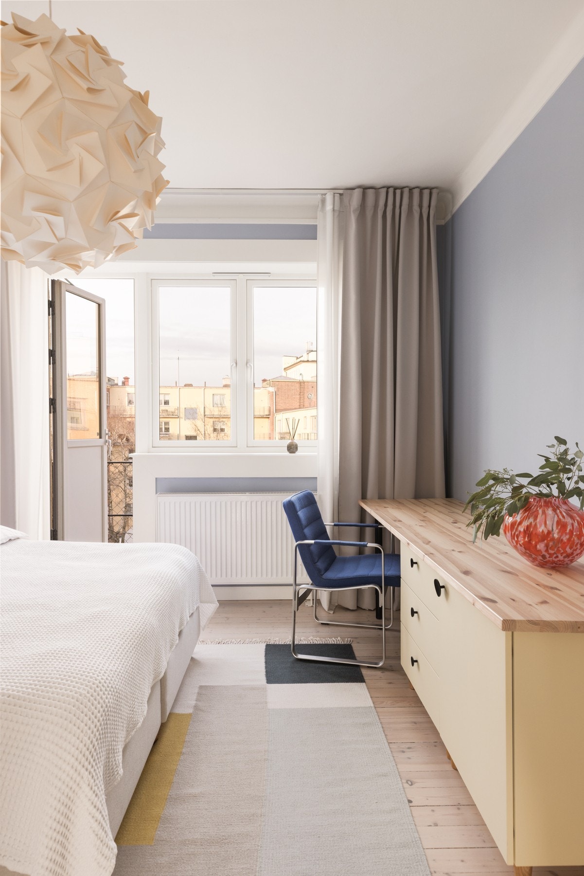 Soverommet vender ut mot rolig felles hage. Galleribilde