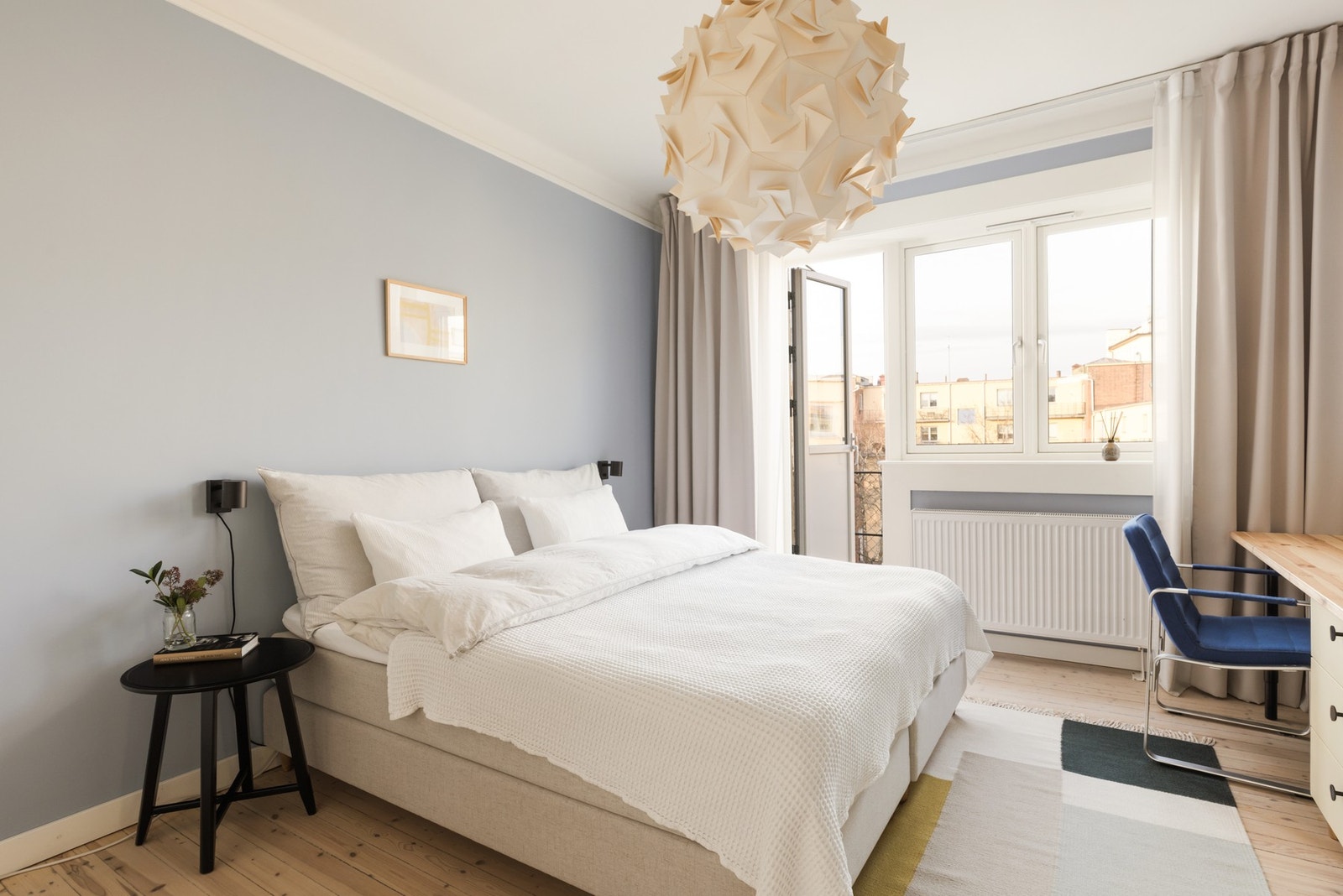 Leiligheten har et romslig soverom med plass til stor dobbeltseng, nattbord og ønskelig møblement. Galleribilde